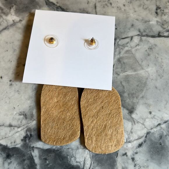 🔥🔥FIRE SALE🔥🔥 Brand New fashion earrings price for both - Picture 3 of 5